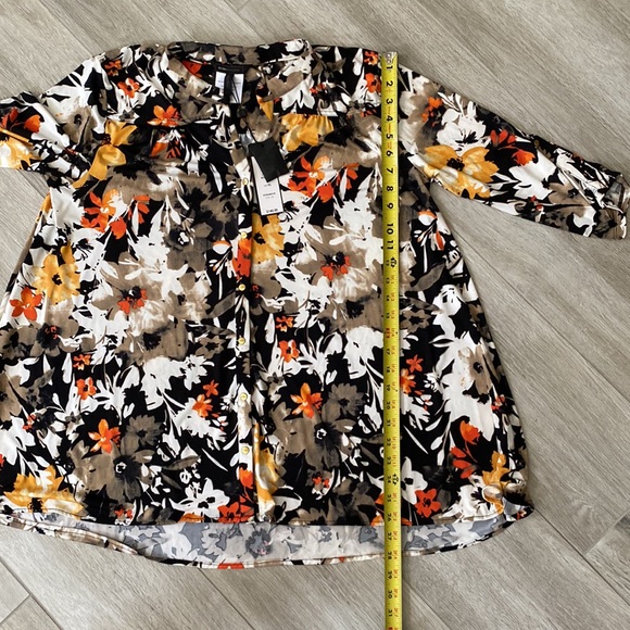 BCBG Maxazria 3/4 Sleeve Floral Print Top With Gold Snap Front Size XL - Picture 10 of 11